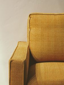 primer plano del tapizado de un sofá color mostaza