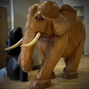 Elefante de madera gigante